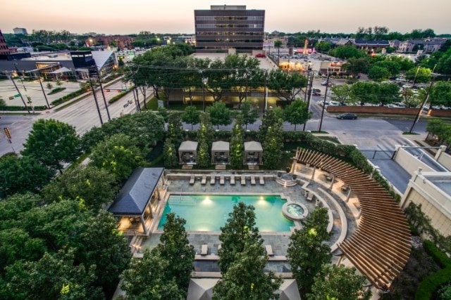 The Grounds around Vendome Condos in Dallas